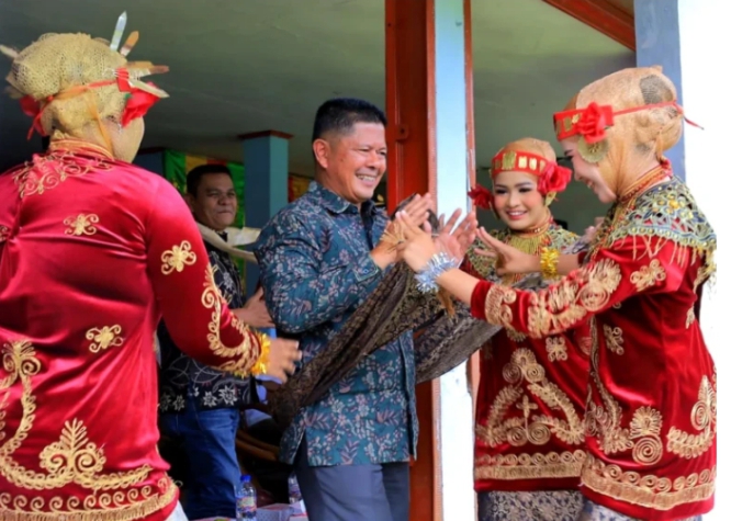 Bupati Pasaman Welly Suhery Manortor Di Duo Koto, Tegaskan Komitmen Menjaga Adat Dan Membangun Generasi Berkarakter 2 Bupati Pasaman Welly Suhery Manortor Di Duo Koto, Tegaskan Komitmen Menjaga Adat Dan Membangun Generasi Berkarakter