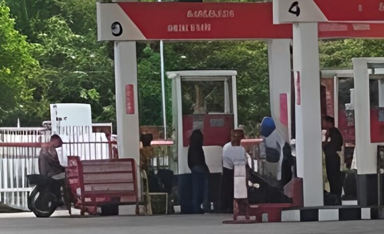 SPBU 14.206.202 Kelurahan Lalang Kota Tebing Tinggi, Layani Pembeli Pertalite Dengan Sepedamotor Thunder Berulangkali 2 SPBU 14.206.202 Kelurahan Lalang Kota Tebing Tinggi, Layani Pembeli Pertalite Dengan Sepedamotor Thunder Berulangkali