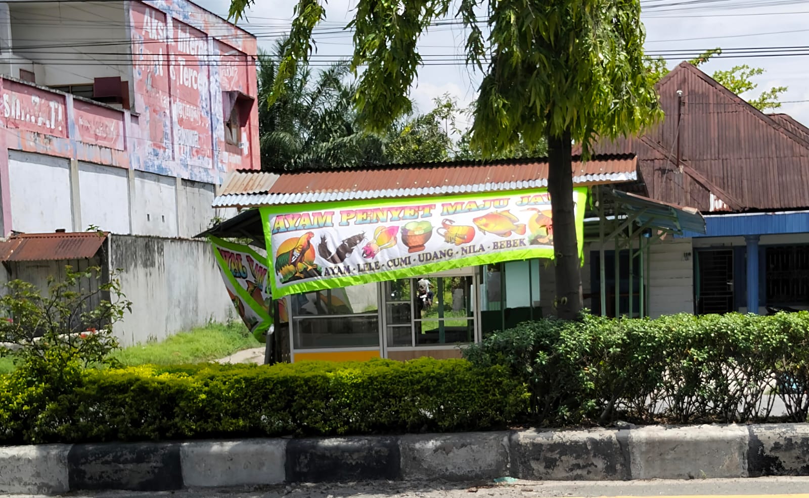 SPBU 14.206.202 Kelurahan Lalang Kota Tebing Tinggi, Layani Pembeli Pertalite Dengan Sepedamotor Thunder Berulangkali - IMG 20260525 WA0008