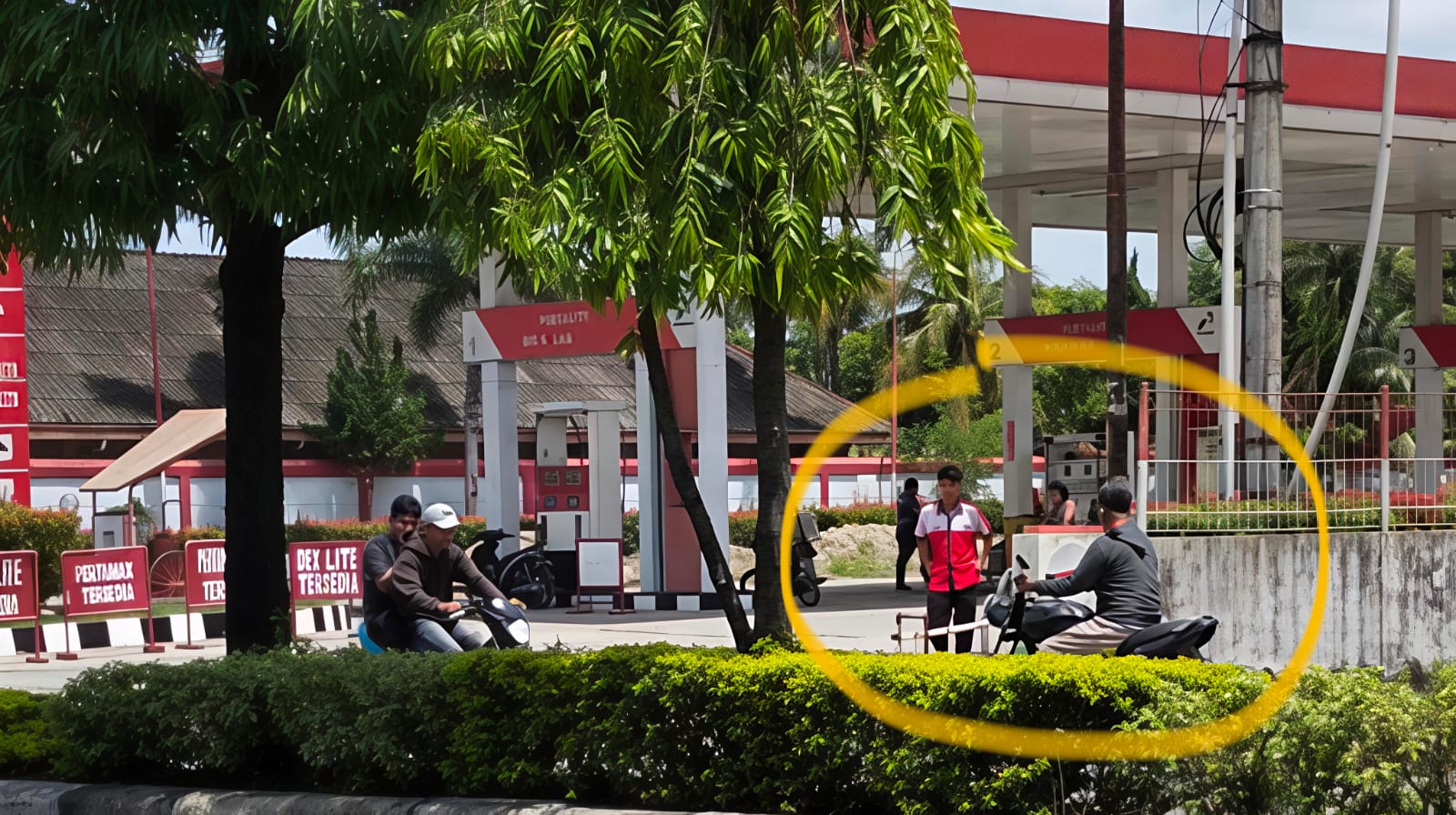 SPBU 14.206.202 Kelurahan Lalang Kota Tebing Tinggi, Layani Pembeli Pertalite Dengan Sepedamotor Thunder Berulangkali - IMG 20260525 WA0009