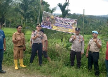 POLSEK DUA KOTO PASANG BALIHO PENCEGAHAN “PETI”, WUJUD KOMITMEN JAGA KAMTIBMAS DAN KELESTARIAN LINGKUNGAN