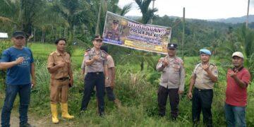POLSEK DUA KOTO PASANG BALIHO PENCEGAHAN “PETI”, WUJUD KOMITMEN JAGA KAMTIBMAS DAN KELESTARIAN LINGKUNGAN