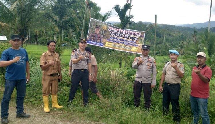 POLSEK DUA KOTO PASANG BALIHO PENCEGAHAN “PETI”, WUJUD KOMITMEN JAGA KAMTIBMAS DAN KELESTARIAN LINGKUNGAN