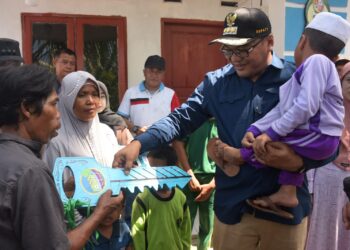 SERAHKAN KUNCI RUMAH DAN SERTIFIKAT TANAH, Bupati Asri Ludin Tambunan : Rumah Yang Sudah Layak Huni Agar Dijaga Dan Dirawat