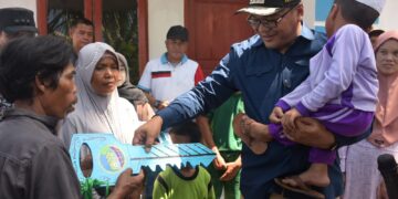 SERAHKAN KUNCI RUMAH DAN SERTIFIKAT TANAH, Bupati Asri Ludin Tambunan : Rumah Yang Sudah Layak Huni Agar Dijaga Dan Dirawat