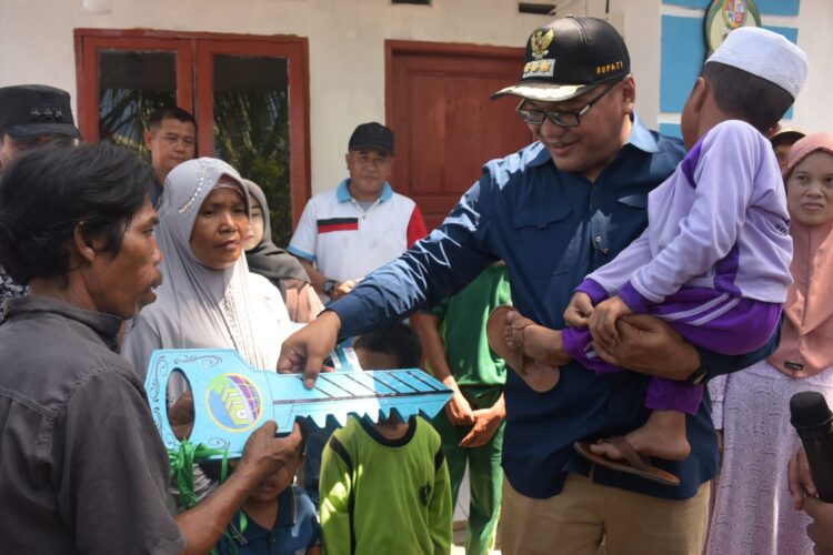 SERAHKAN KUNCI RUMAH DAN SERTIFIKAT TANAH, Bupati Asri Ludin Tambunan : Rumah Yang Sudah Layak Huni Agar Dijaga Dan Dirawat 2 SERAHKAN KUNCI RUMAH DAN SERTIFIKAT TANAH, Bupati Asri Ludin Tambunan : Rumah Yang Sudah Layak Huni Agar Dijaga Dan Dirawat
