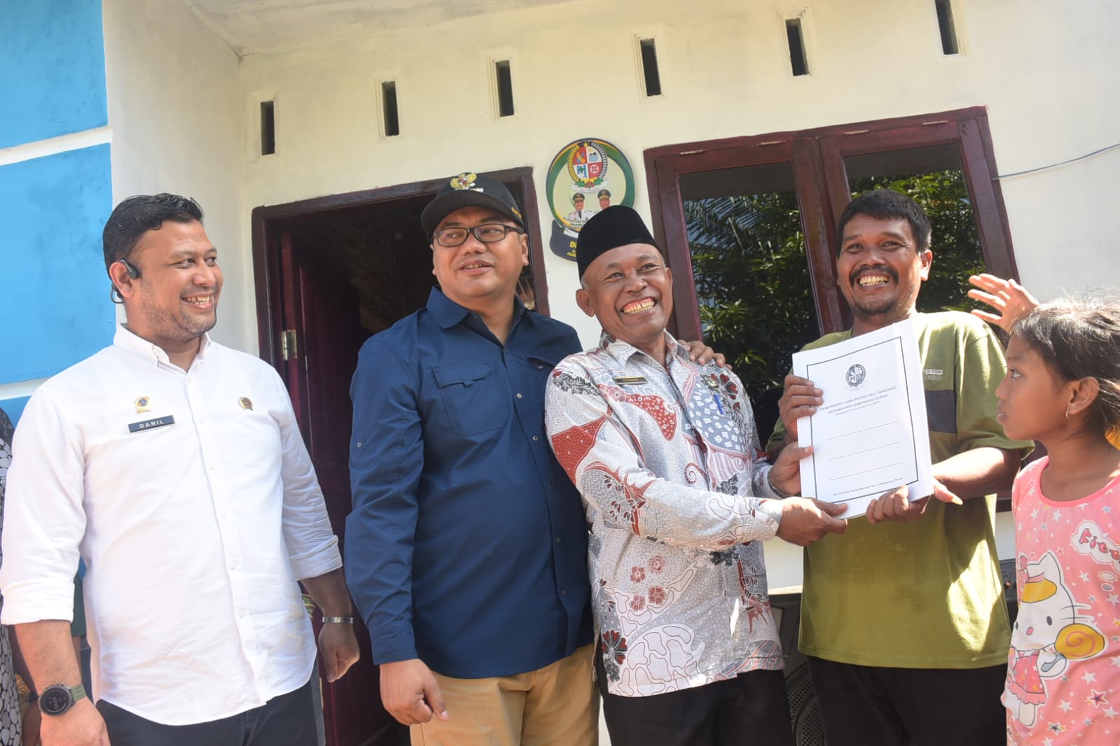SERAHKAN KUNCI RUMAH DAN SERTIFIKAT TANAH, Bupati Asri Ludin Tambunan : Rumah Yang Sudah Layak Huni Agar Dijaga Dan Dirawat - IMG 20260605 WA0014