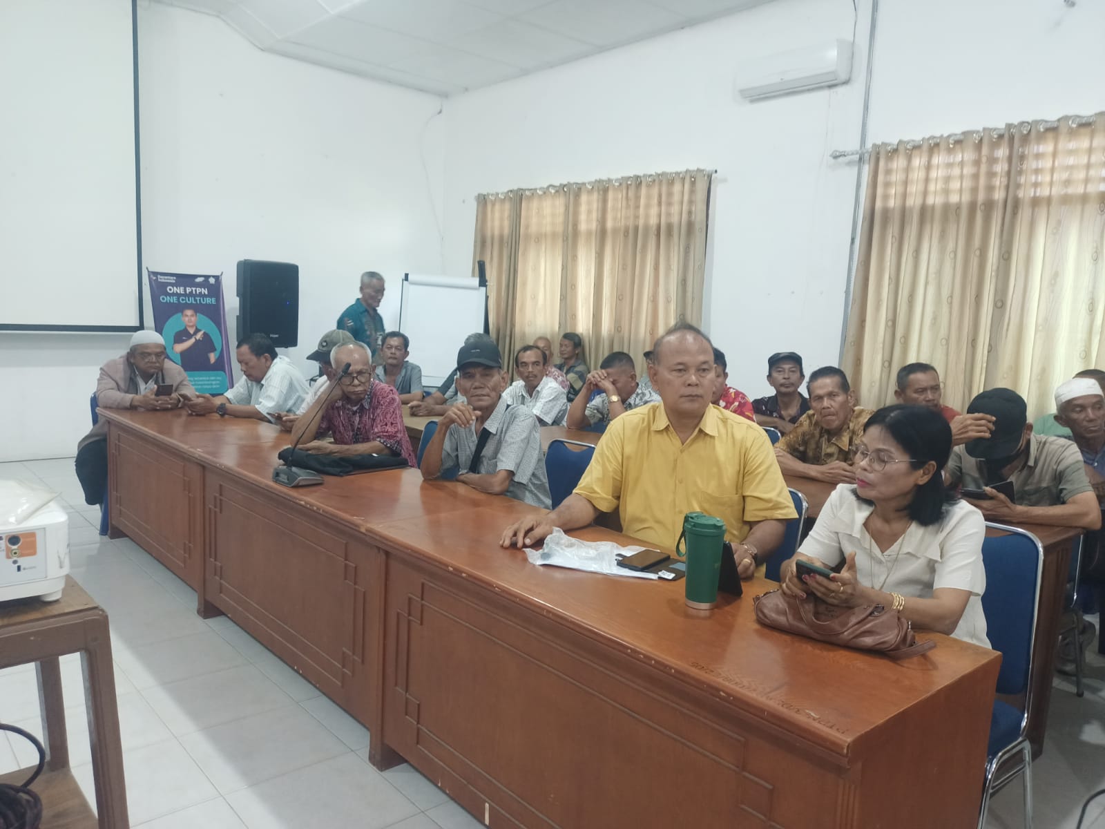 PENGURUS P3RI CABANG PTPN IV REGIONAL I MEDAN ROADSHOW KE KEBUN - KEBUN 10 Pengurus P3RI Cabang PTPN IV Palmco melakukan sosialisasi pembayaran catu beras di kebun Batang Toru