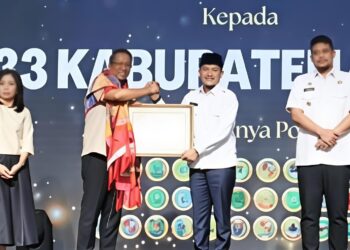 Walikota Tebing Tinggi Terima Penghargaan Dari Kemenkum RI
