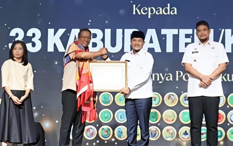 Walikota Tebing Tinggi Terima Penghargaan Dari Kemenkum RI