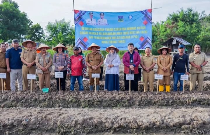 Walikota Tebing Tinggi Pimpin Gerakan Tanam Bawang Merah 4 Walikota Tebing Tinggi Pimpin Gerakan Tanam Bawang Merah - IMG 20260611 WA0016
