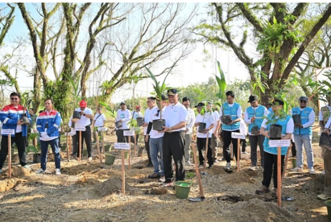 Gubernur Sumatera Barat Mahyeldi Tegaskan Pemulihan Lingkungan Tak Bisa Ditunda, Pimpin Gerakan Penanaman 1.000 Pohon di Hutan Kota Malvinas 2 Gubernur Sumatera Barat Mahyeldi Tegaskan Pemulihan Lingkungan Tak Bisa Ditunda, Pimpin Gerakan Penanaman 1.000 Pohon di Hutan Kota Malvinas