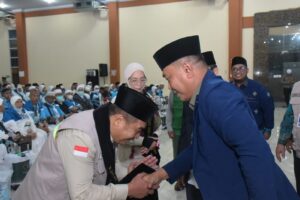 Wakil Bupati Deli Serdang Lom Lom Suwondo Sambut Kepulangan Jemaah Haji Kloter 15 Embarkasi Kuala Namu 4 Wakil Bupati Deli Serdang Lom Lom Suwondo Sambut Kepulangan Jemaah Haji Kloter 15 Embarkasi Kuala Namu - IMG 20260619 WA0023