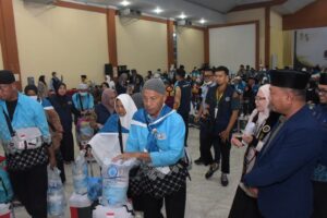 Wakil Bupati Deli Serdang Lom Lom Suwondo Sambut Kepulangan Jemaah Haji Kloter 15 Embarkasi Kuala Namu 6 Wakil Bupati Deli Serdang Lom Lom Suwondo Sambut Kepulangan Jemaah Haji Kloter 15 Embarkasi Kuala Namu - IMG 20260619 WA0026