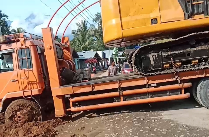 ‎Warga Hadang Truk Tronton Pembawa Ekskavator Di Jalur Talu-Panti, Dinilai Abaikan Infrastruktur Yang Rusak - IMG 20260628 WA0014