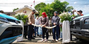 KUNJUNGAN KERJA BUPATI DELI SERDANG ASRI LUDIN KE PANCUR BATU, Tinjau pengaspalan jalan, korban angin puting beliung, fasilitas kesehatan dan perumahan