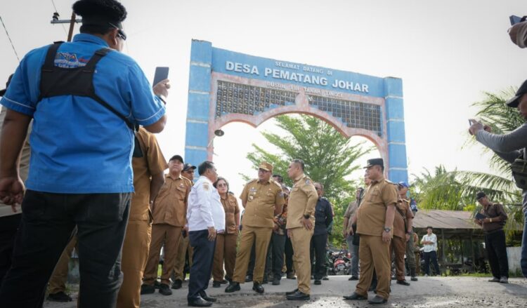 BUPATI DELI SERDANG TINJAU PENGASPALAN JALAN PALUH GELOMBANG TANJUNG SELAMAT 