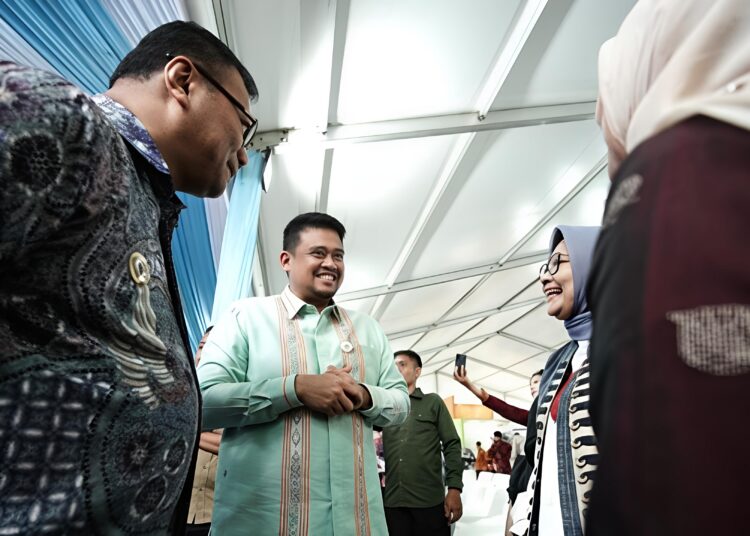 Bupati Deli Serdang Asri Ludin Tambunan Terima Penghargaan Dari Gubsu Bobby Afif Nasution, Karena Investasi Pemkab Tembus Rp. 9,18 Triliun. 2 Bupati Deli Serdang Asri Ludin Tambunan Terima Penghargaan Dari Gubsu Bobby Afif Nasution, Karena Investasi Pemkab Tembus Rp. 9,18 Triliun.