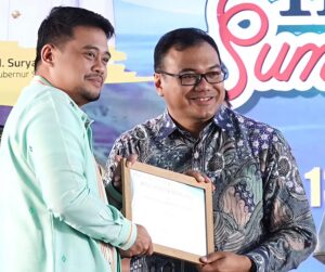 Bupati Deli Serdang Asri Ludin Tambunan Terima Penghargaan Dari Gubsu Bobby Afif Nasution, Karena Investasi Pemkab Tembus Rp. 9,18 Triliun. 4 Bupati Deli Serdang Asri Ludin Tambunan Terima Penghargaan Dari Gubsu Bobby Afif Nasution, Karena Investasi Pemkab Tembus Rp. 9,18 Triliun. - IMG 20260611 230544