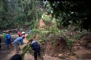Tertimbun Tanah Longsor, Jalan Padang-Painan Sumatera Barat Sempat Ditutup 3 Jam 4 Tertimbun Tanah Longsor, Jalan Padang-Painan Sumatera Barat Sempat Ditutup 3 Jam - IMG 20260615 085618