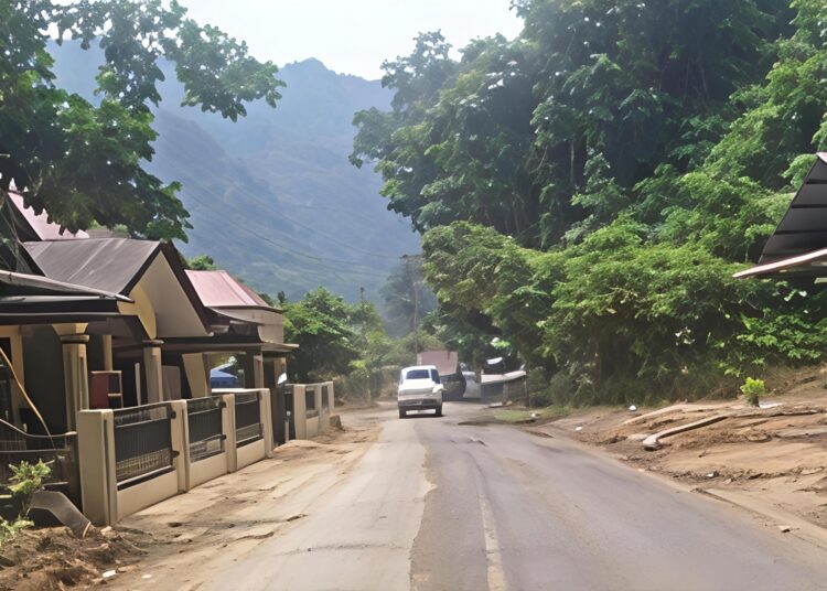 Tertimbun Tanah Longsor, Jalan Padang-Painan Sumatera Barat Sempat Ditutup 3 Jam 2 Tertimbun Tanah Longsor, Jalan Padang-Painan Sumatera Barat Sempat Ditutup 3 Jam