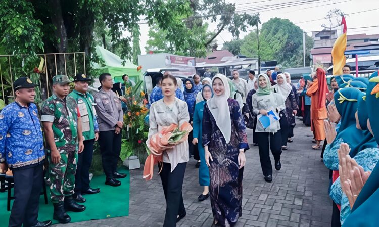 KETUA TP PKK TEBING TINGGI SAMBUT HANGAT KETUA TP PKK PROVINSI SUMATERA UTARA DI KELURAHAN RANTAU LABAN