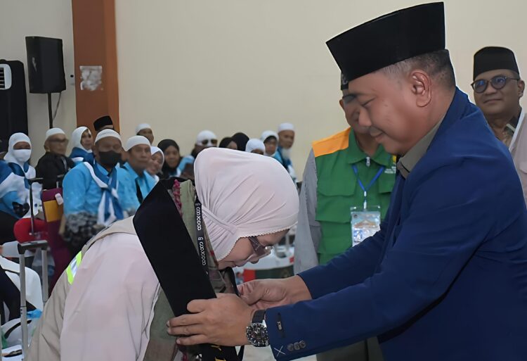 Wakil Bupati Deli Serdang Lom Lom Suwondo Sambut Kepulangan Jemaah Haji Kloter 15 Embarkasi Kuala Namu
