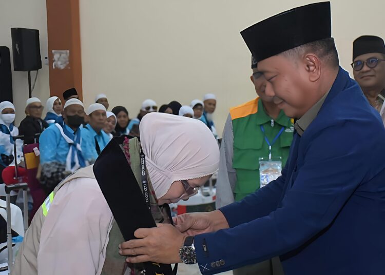 Wakil Bupati Deli Serdang Lom Lom Suwondo Sambut Kepulangan Jemaah Haji Kloter 15 Embarkasi Kuala Namu 2 Wakil Bupati Deli Serdang Lom Lom Suwondo Sambut Kepulangan Jemaah Haji Kloter 15 Embarkasi Kuala Namu
