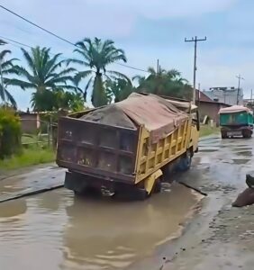 LAPOR PAK PRESIDEN RI DAN GUBERNUR SUMUT! JALAN LINTAS KABUPATEN DI GALANG KOTA KUPAK-KAPIK 6 LAPOR PAK PRESIDEN RI DAN GUBERNUR SUMUT! JALAN LINTAS KABUPATEN DI GALANG KOTA KUPAK-KAPIK - IMG 20260621 113652
