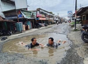LAPOR PAK PRESIDEN RI DAN GUBERNUR SUMUT! JALAN LINTAS KABUPATEN DI GALANG KOTA KUPAK-KAPIK 4 LAPOR PAK PRESIDEN RI DAN GUBERNUR SUMUT! JALAN LINTAS KABUPATEN DI GALANG KOTA KUPAK-KAPIK - IMG 20260621 113829