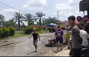 LAPOR PAK PRESIDEN RI DAN GUBERNUR SUMUT! JALAN LINTAS KABUPATEN DI GALANG KOTA KUPAK-KAPIK 9 LAPOR PAK PRESIDEN RI DAN GUBERNUR SUMUT! JALAN LINTAS KABUPATEN DI GALANG KOTA KUPAK-KAPIK - IMG 20260621 114304