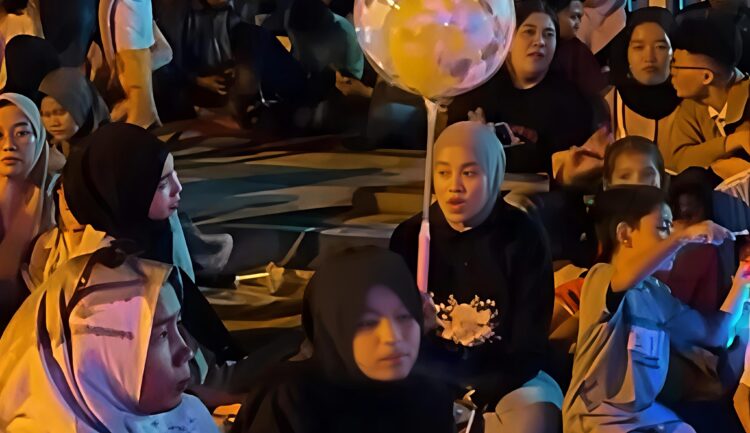 PENGUNJUNG PADATI ARENA CAR FREE NIGHT KOTA LUBUK PAKAM UNTUK BERBELANJA DAN NIKMATI HIBURAN 2 PENGUNJUNG PADATI ARENA CAR FREE NIGHT KOTA LUBUK PAKAM UNTUK BERBELANJA DAN NIKMATI HIBURAN