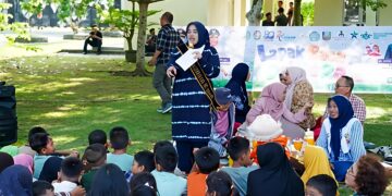 GIAT ANAK-ANAK PAUD DAN TK DI LAPAK BACA DELSERA BATANGKUIS