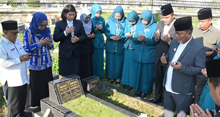 Menyambut Hari Ulang Tahun (HUT) Ke-80 Kabupaten Deli Serdang, Wabup Lom Lom Suwondo Ziarah Ke Makam Alm. H. Abdul Hafid 2 Menyambut Hari Ulang Tahun (HUT) Ke-80 Kabupaten Deli Serdang, Wabup Lom Lom Suwondo Ziarah Ke Makam Alm. H. Abdul Hafid