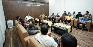 BUPATI DELI SERDANG ASRI LUDIN TAMBUNAN TERIMA KUNJUNGAN SILATURAHMI BUPATI ACEH TIMUR ISKANDAR USMAN AL-FARLAKY DI LUBUK PAKAM - IMG 20260627 072637