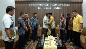 BUPATI DELI SERDANG ASRI LUDIN TAMBUNAN TERIMA KUNJUNGAN SILATURAHMI BUPATI ACEH TIMUR ISKANDAR USMAN AL-FARLAKY DI LUBUK PAKAM - IMG 20260627 072812