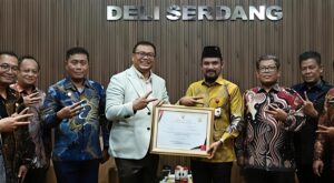 BUPATI DELI SERDANG ASRI LUDIN TAMBUNAN TERIMA KUNJUNGAN SILATURAHMI BUPATI ACEH TIMUR ISKANDAR USMAN AL-FARLAKY DI LUBUK PAKAM - IMG 20260627 075411