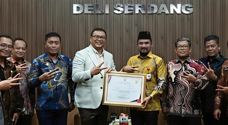 BUPATI DELI SERDANG ASRI LUDIN TAMBUNAN TERIMA KUNJUNGAN SILATURAHMI BUPATI ACEH TIMUR ISKANDAR USMAN AL-FARLAKY DI LUBUK PAKAM