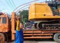 ‎Warga Hadang Truk Tronton Pembawa Ekskavator Di Jalur Talu-Panti, Dinilai Abaikan Infrastruktur Yang Rusak