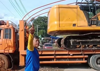 ‎Warga Hadang Truk Tronton Pembawa Ekskavator Di Jalur Talu-Panti, Dinilai Abaikan Infrastruktur Yang Rusak