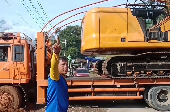 ‎Warga Hadang Truk Tronton Pembawa Ekskavator Di Jalur Talu-Panti, Dinilai Abaikan Infrastruktur Yang Rusak