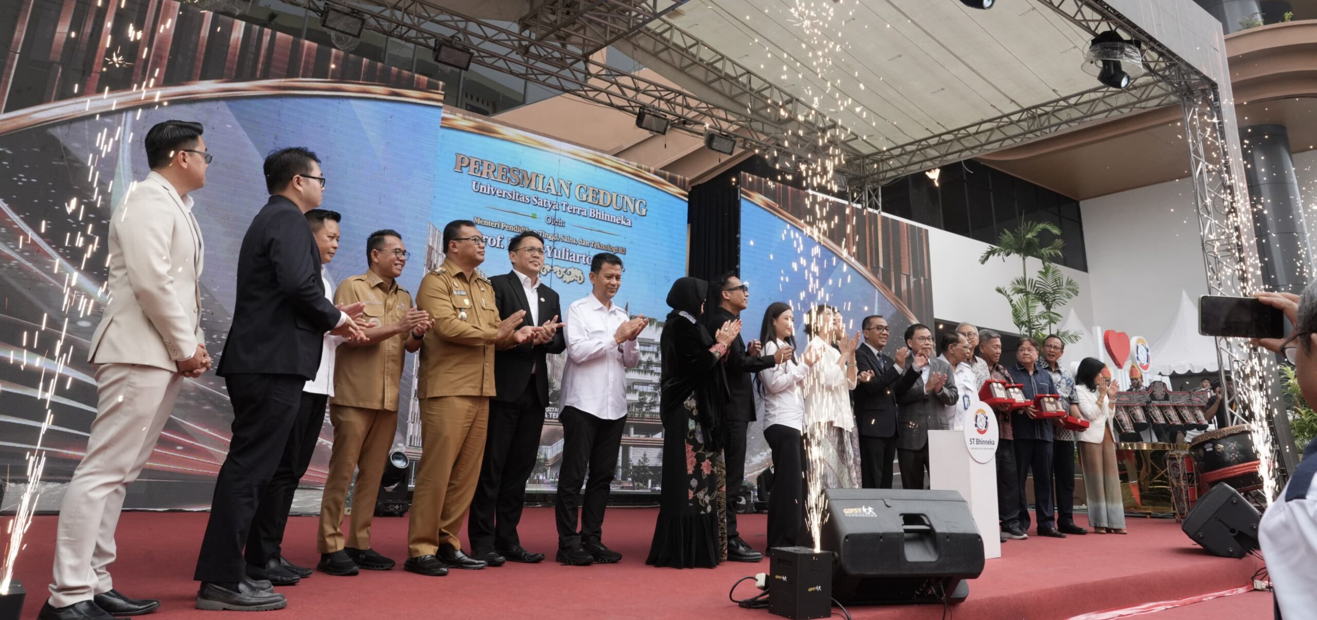 Bupati Deli Serdang dr. H. Asri Ludin Tambunan Dampingi Mendiktisaintek Brian Yuliarto Resmikan Universitas ST Bhinneka - IMG 20260629 192328 scaled
