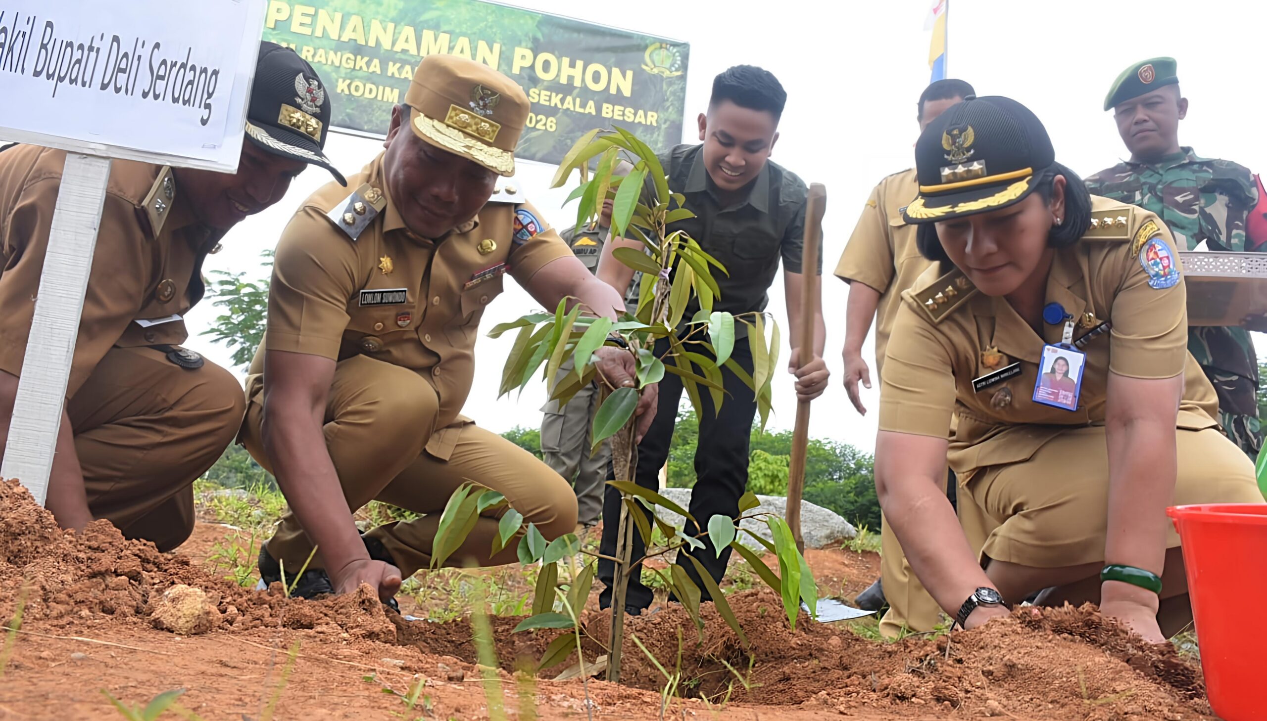 Karya Bhakti Skala Besar TNI Tahun 2026, Wabup Lom Lom Suwondo Dan Dandim 0204/DS Letkol Arh Agung Pujiantoro, Tanam Pohon Di Desa Sarilaba - IMG 20260630 111431 scaled