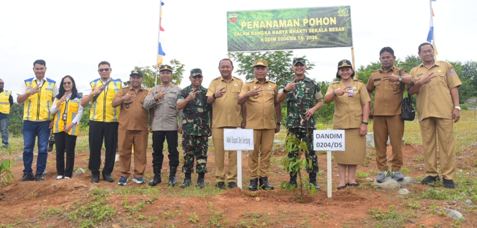 Karya Bhakti Skala Besar TNI Tahun 2026, Wabup Lom Lom Suwondo Dan Dandim 0204/DS Letkol Arh Agung Pujiantoro, Tanam Pohon Di Desa Sarilaba - IMG 20260630 111454