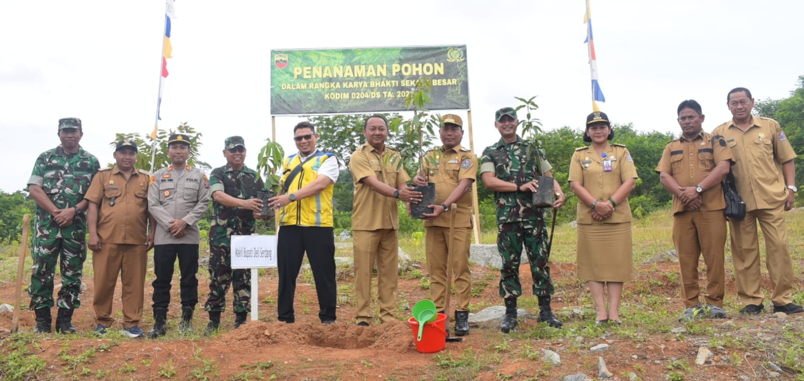 Karya Bhakti Skala Besar TNI Tahun 2026, Wabup Lom Lom Suwondo Dan Dandim 0204/DS Letkol Arh Agung Pujiantoro, Tanam Pohon Di Desa Sarilaba - IMG 20260630 111542
