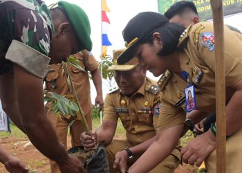 Karya Bhakti Skala Besar TNI Tahun 2026, Wabup Lom Lom Suwondo Dan Dandim 0204/DS Letkol Arh Agung Pujiantoro, Tanam Pohon Di Desa Sarilaba