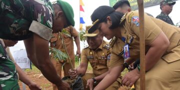 Karya Bhakti Skala Besar TNI Tahun 2026, Wabup Lom Lom Suwondo Dan Dandim 0204/DS Letkol Arh Agung Pujiantoro, Tanam Pohon Di Desa Sarilaba