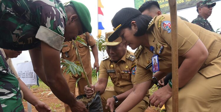 Karya Bhakti Skala Besar TNI Tahun 2026, Wabup Lom Lom Suwondo Dan Dandim 0204/DS Letkol Arh Agung Pujiantoro, Tanam Pohon Di Desa Sarilaba