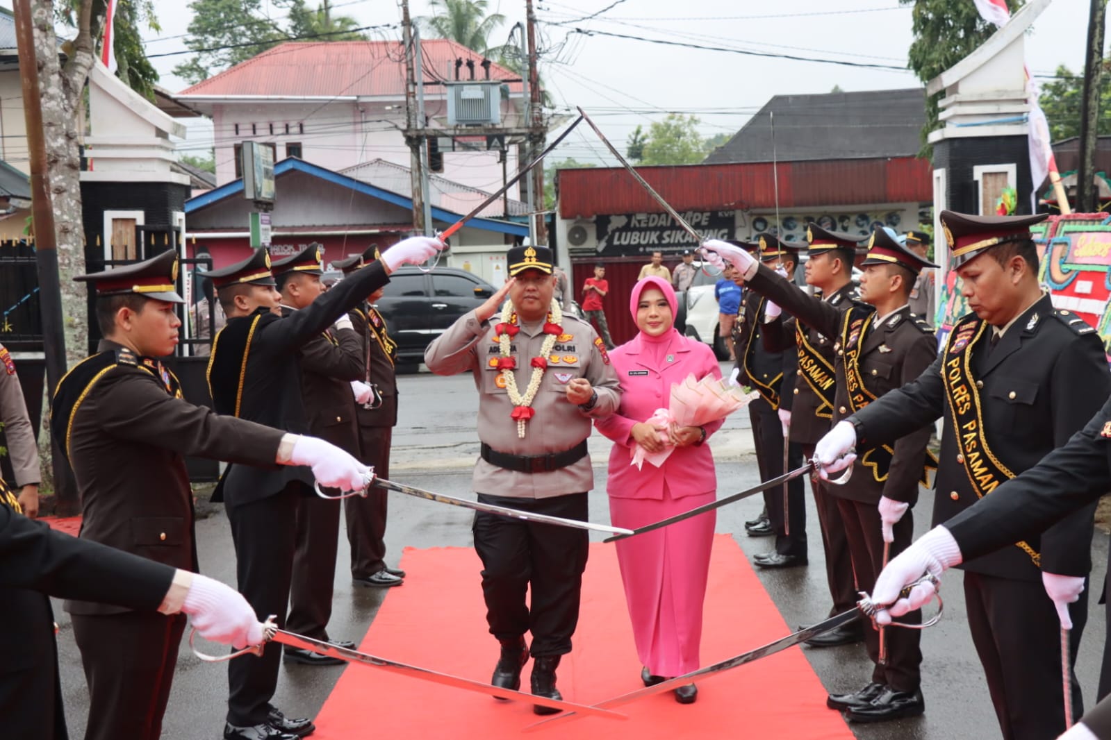 AKBP Adirawa Permana Anggawisastra Resmi Pimpin Polres Pasaman, Tongkat Estafet Kepemimpinan Berlangsung Khidmat dan Sarat Makna 4 AKBP Adirawa Permana Anggawisastra Resmi Pimpin Polres Pasaman, Tongkat Estafet Kepemimpinan Berlangsung Khidmat dan Sarat Makna - IMG 20260730 WA0015