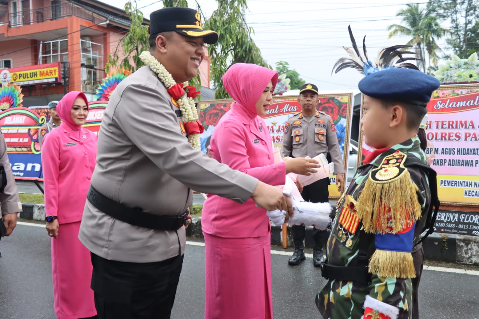AKBP Adirawa Permana Anggawisastra Resmi Pimpin Polres Pasaman, Tongkat Estafet Kepemimpinan Berlangsung Khidmat dan Sarat Makna 5 AKBP Adirawa Permana Anggawisastra Resmi Pimpin Polres Pasaman, Tongkat Estafet Kepemimpinan Berlangsung Khidmat dan Sarat Makna - IMG 20260730 WA0016
